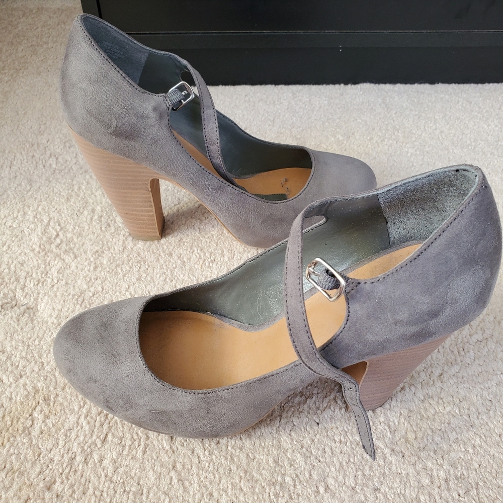 Gray heels 👠